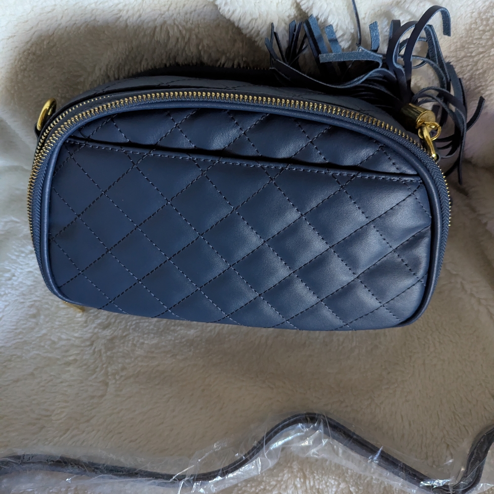 Elegant Blue Quilted Crossbody Bag - Picture 8 of 9